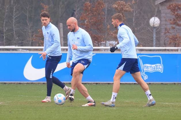 DEU, DFL, 2 FBL Hertha BSC, Training, 11 03 2025, Sportforum, Berlin, DEU, DFL, 2 FBL Hertha BSC, Training, im Bild Abwehrtraining, Marton Dardai Hertha BSC Berlin 31 , Toni Leistner Hertha BSC Berlin 37 , Pascal Klemens Hertha BSC Berlin 41 DFL regulations prohibit any use of Photographs as image sequences and or quasi video Foto Juergen Engler nordphoto GmbH nordphotoxGmbHx xEngler nph00076