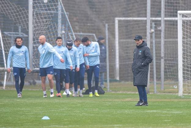 Football, Men, Season 2024 25, 2 Bundesliga, Hertha BSC, Training, f l Fabian Reese Hertha BSC , Toni Leistner Hertha BSC , Ibrahim Maza Hertha BSC , Jon Dagur Thorsteinsson Hertha BSC , Derry Scherhant Hertha BSC , Andreas Bouchalakis Hertha BSC , Coach Stefan Leitl Hertha BSC , 11 03 2025, Copyright: xSebastianxRäppold MatthiasxKochx