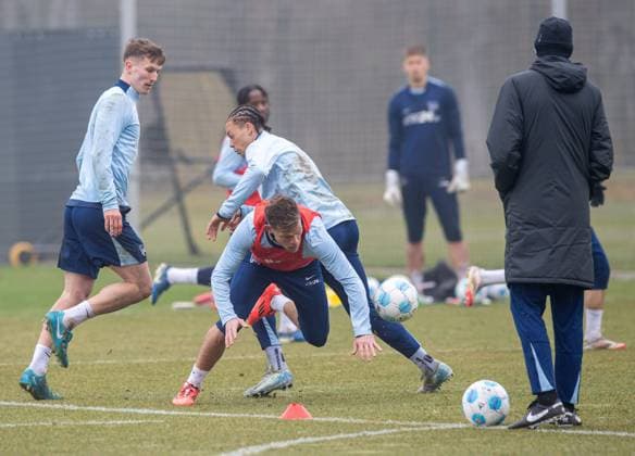 Football, Men, Season 2024 25, 2 Bundesliga, Hertha BSC, Training, f l Luca Wollschläger Hertha BSC , Florian Niederlechner Hertha BSC , Derry Scherhant Hertha BSC , Co Coach Andre Mijatovic Hertha BSC , 11 03 2025, Copyright: xSebastianxRäppold MatthiasxKochx