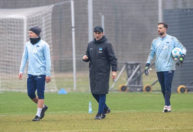 Football, Men, Season 2024 25, 2 Bundesliga, Hertha BSC, Training, f l Jon Dagur Thorsteinsson Hertha BSC , Coach Stefan Leitl Hertha BSC , Goalkeeper Marius Gersbeck Hertha BSC , 11 03 2025, Copyright: xSebastianxRäppold MatthiasxKochx