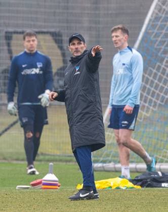 Soccer, Men, Season 2024 25, 2 Bundesliga, Hertha BSC, Training, f l Goalkeeper Tjark Ernst Hertha BSC , Coach Stefan Leitl Hertha BSC , Luca Wollschläger Hertha BSC , 11 03 2025, Copyright: xSebastianxRäppold MatthiasxKochx