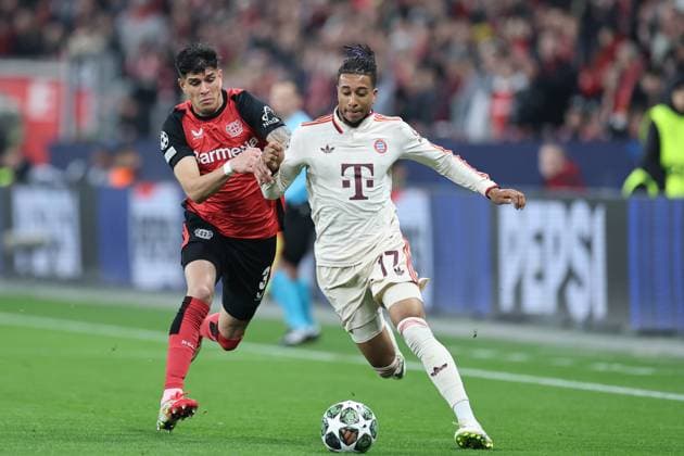 GER, UEFA CL, Round of 16 second leg, Bayer 04 Leverkusen GER vs Bayern Muenchen GER , 11 03 2025, BayArena, Leverkusen, GER, UEFA CL, Round of 16 second leg, Bayer 04 Leverkusen GER vs Bayern Muenchen GER , , in the picture Michael Olise Bayern Muenchen 17 , in a duel against Piero Hincapià Leverkusen 3 , nordphotoxGmbHx xMeuter nph00351