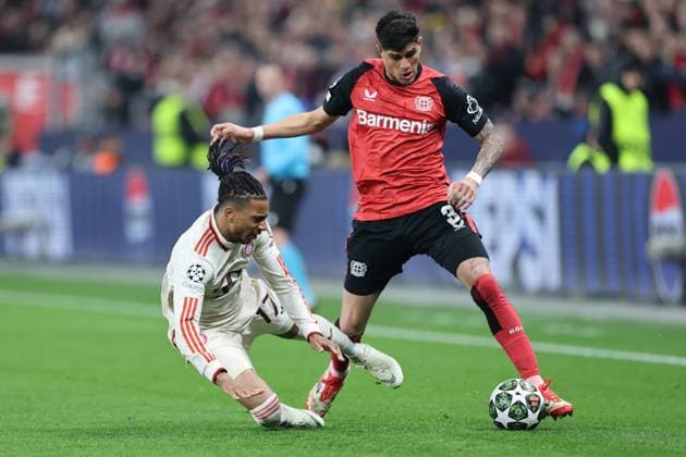 GER, UEFA CL, Round of 16 second leg, Bayer 04 Leverkusen GER vs Bayern Muenchen GER , 11 03 2025, BayArena, Leverkusen, GER, UEFA CL, Round of 16 second leg, Bayer 04 Leverkusen GER vs Bayern Muenchen GER , , in the picture Michael Olise Bayern Muenchen 17 , in a duel against Piero Hincapià Leverkusen 3 , nordphotoxGmbHx xMeuter nph00351