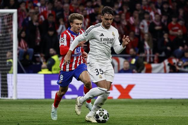 Raul Asencio of Real Madrid under pressure from Pablo Barrios of Atlà tico Madrid Atletico Madrid v Real Madrid, UEFA Champions League, Round of 16, Second Leg, Football, Riyadh Air Metropolitano Stadium, Madrid, Spain - 12 Mar 2025 EDITORIAL USE ONLY No use with unauthorised audio, video, data, fixture lists, club league logos or live services. Online in-match use limited to 120 images, no video emulation. No use in betting, games or single club league player publications. Copyright: xRubenxAlbarran Shutterstockx 15188186v