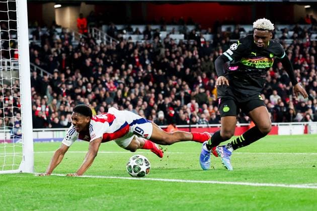 Myles Lewis-Skelly of Arsenal goes through on goal after a shot was half saved but Adamo Nagalo of PSV Eindhoven prevents him getting to the ball Arsenal v PSV Eindhoven, UEFA Champions League, Round of 16, Second Leg, Football, Emirates Stadium, London, UK - 12 Mar 2025 EDITORIAL USE ONLY No use with unauthorised audio, video, data, fixture lists, club league logos or live services. Online in-match use limited to 120 images, no video emulation. No use in betting, games or single club league player publications. Copyright: xAndrewxFosker Shutterstockx 15188185av