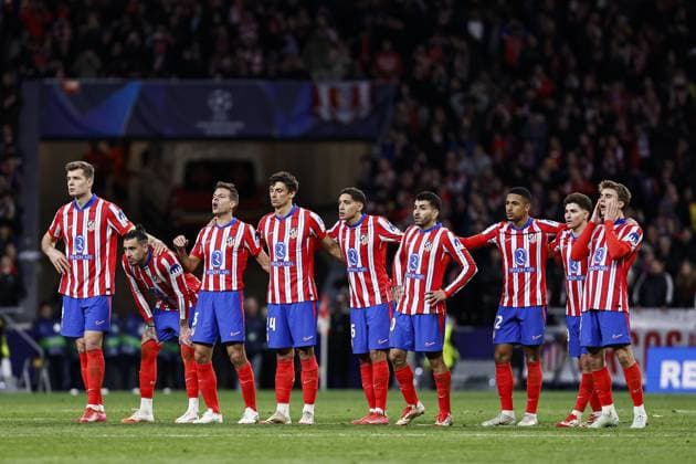 Atlà tico Madrid players during penalties Atletico Madrid v Real Madrid, UEFA Champions League, Round of 16, Second Leg, Football, Riyadh Air Metropolitano Stadium, Madrid, Spain - 12 Mar 2025 EDITORIAL USE ONLY No use with unauthorised audio, video, data, fixture lists, club league logos or live services. Online in-match use limited to 120 images, no video emulation. No use in betting, games or single club league player publications. Copyright: xRubenxAlbarran Shutterstockx 15188186cg