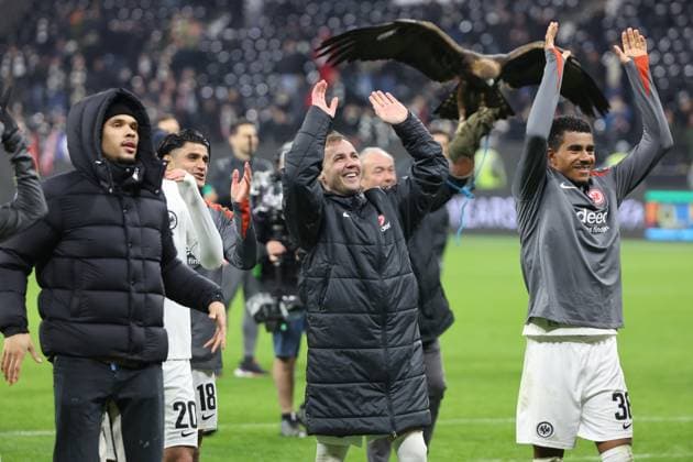 Cheers from double goal scorer and match winner Mario Götze, Goetze Eintracht Frankfurt, No. 27 with the fans, emotion, Attila the eagle in the background, Eintracht Frankfurt Ajax Amsterdam, Football, UEFA Europa League , UEL, Season 2024 2025, Round of 16 , 1Return match, 3 03 2025,