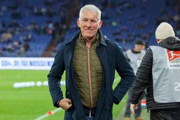 Mirko Slomka looks on, 2 Bundesliga, FC Schalke 04 vs Hannover 96, Veltins Arena, March 14, 2025 in Gelsenkirchen, Germany Photo by Marco Steinbrenner DeFodi Images Mirko Slomka looks on, 2 Bundesliga, FC Schalke 04 vs Hannover 96, Veltins Arena, March 14, 2025 in Gelsenkirchen, Germany Photo by Marco Steinbrenner DeFodi Images DFB DFL REGULATIONS PROHIBIT ANY USE OF PHOTOGRAPHS AS IMAGE SEQUENCES AND OR QUASI VIDEO