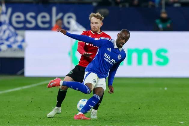 Jannik Dehm Hannover 96 and Christopher Antwi Adjei FC Schalke 04 battle for the ball, 2 Bundesliga, FC Schalke 04 vs Hannover 96, Veltins Arena, March 14, 2025 in Gelsenkirchen, Germany Photo by Marco Steinbrenner DeFodi Images Jannik Dehm Hannover 96 and Christopher Antwi Adjei FC Schalke 04 battle for the ball, 2 Bundesliga, FC Schalke 04 vs Hannover 96, Veltins Arena, March 14, 2025 in Gelsenkirchen, Germany Photo by Marco Steinbrenner DeFodi Images DFB DFL REGULATIONS PROHIBIT ANY USE OF PHOTOGRAPHS AS IMAGE SEQUENCES AND OR QUASI VIDEO