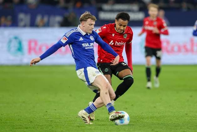 Derry John Murkin FC Schalke 04 and Monju Momuluh Hannover 96 battle for the ball, 2 Bundesliga, FC Schalke 04 vs Hannover 96, Veltins Arena, March 14, 2025 in Gelsenkirchen, Germany Photo by Marco Steinbrenner DeFodi Images Derry John Murkin FC Schalke 04 and Monju Momuluh Hannover 96 battle for the ball, 2 Bundesliga, FC Schalke 04 vs Hannover 96, Veltins Arena, March 14, 2025 in Gelsenkirchen, Germany Photo by Marco Steinbrenner DeFodi Images DFB DFL REGULATIONS PROHIBIT ANY USE OF PHOTOGRAPHS AS IMAGE SEQUENCES AND OR QUASI VIDEO