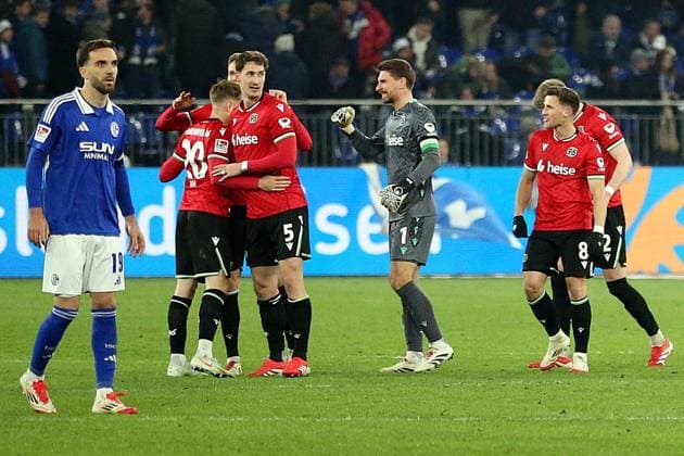 14 03 2025, xrekx, Soccer 2 Bundesliga, FC Schalke 04 Hannover 96 v l Kenan Karaman FC Schalke 04 disappointed, disappointed, looks disappointed, sad, frustrated, dejected, disappointed, sad, frustrated Jannik Rochelt Hannover 96 Phil Neumann Hannover 96 Ron Robert Zieler Hannover 96 Enzo Leopold Hannover 96 celebrate the victory DFL DFB REGULATIONS PROHIBIT ANY USE OF PHOTOGRAPHS as IMAGE SEQUENCES and or QUASI VIDEO Gelsenkirchen