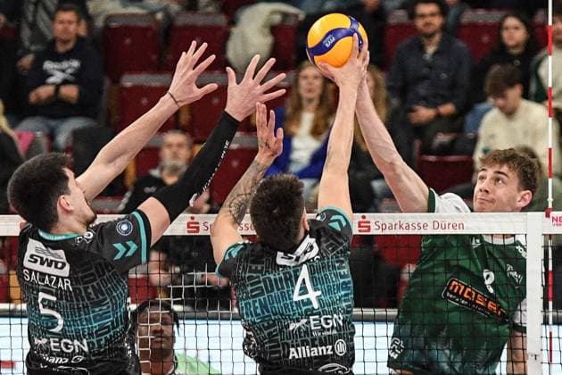 from left Imanol Salazar Powervolleys Düren, 5 , Gregor Pernus, Powervolleys Düren, 4 during block formation, Anton Jung FT 1844 Freiburg, 8 smashes the ball, action, action, match scene, 14 03 2025, Düren Germany , Volleyball, 1 Bundesliga Men, SWD Powervolleys Düren FT 1844 Freiburg xmhx