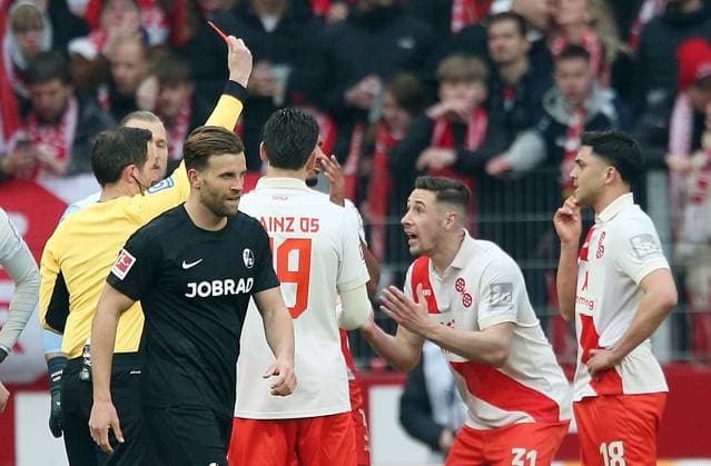 red card for Dominik Kohr 31, Mainz 05 by referee Benjamin Brand 15 03 2025, Soccer, 1 Bundesliga, 1 FSV Mainz 05 SC Freiburg, Matchday 26, Season 2024 25, MEWA Arena, Mainz, Germany, zmdz, DFB DFL regulations prohibit any use of photographs as image sequences and or quasi video 1 FSV Mainz 05 SC Freiburg