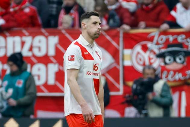 Dominik Kohr 1 FSV Mainz, 31 goes off the pitch after red card from referee Benjamin Brand , Soccer, 1 Bundesliga, Matchday 26, 2024 2025, 1 FSV Mainz vs SC Freiburg, 15 03 2025, Mewa Arena, Mainz, Germany DFL REGULATIONS PROHIBIT ANY USE OF PHOTOGRAPHS AS IMAGE SEQUENCES AND OR QUASI VIDEO Mainz Mewa Arena Rheinland Pfalz Germany Copyright: xGrantxHubbsx