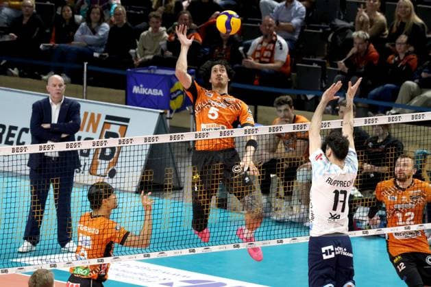 DEU, DVV, 1 VBL, BR Volleys vs Dachau, 15 03 2025, Max Schmeling Halle, Berlin, DEU, DVV, 1 VBL, BR Volleys vs Dachau, in the picture Nehemiah Mote BR Volleys 5 , Patrick Rupprecht Dachau 11 Photo Juergen Engler nordphoto GmbH nordphotoxGmbHx xEngler nph00076