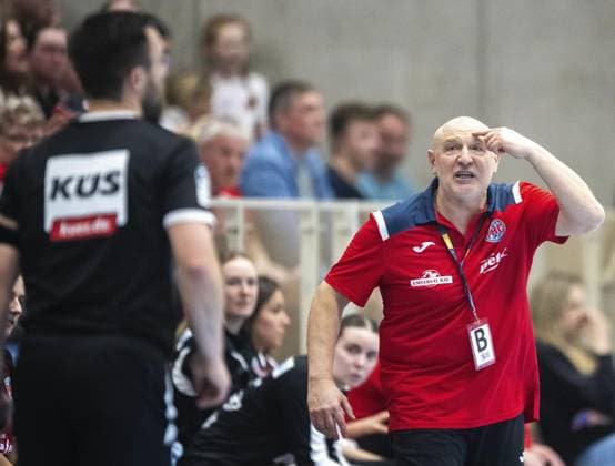 HANDBALL WOMEN 1 BUNDESLIGA 19 GAME DAY THC HB LUDWIGSBURG FOR EDITORIAL PURPOSES ONLY p 15 03 2025 Bad Langensalza Handball Women 1 Bundesliga Women Season 2024 2025 Salzhalle 19 Matchday Thüringer HC HB Ludwigsburg in photo Coach Herbert Mueller Thüringer HC Germany Thueringen Bad Langensalza Copyright SaschaxFromm Copyright: SaschaxFromm doc7zs3zcv4i2h7jfqnmdh ,EDITORIAL USE ONLY Copyright: SaschaxFromm