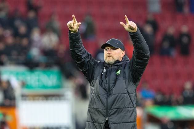 Final score 1 0 for FC Augsburg Ralph Hasenhuettl VFL Wolfsburg, Head Coach disappointed and thanks the fans GER, FC Augsburg vs VfL Wolfsburg, 1 Bundesliga Soccer, Matchday 26, 15 03 2025, Season 2024 2025 DFB DFL REGULATIONS PROHIBIT ANY USE OF PHOTOGRAPHS AS IMAGE SEQUENCES AND OR QUASI VIDEO GER, FC Augsburg vs VfL Wolfsburg, 1 Bundesliga Soccer, Matchday 26, 15 03 2025, Season 2024 2025 Augsburg Copyright: xEibner-Pressefoto RogerxBuerkex EP_RBE