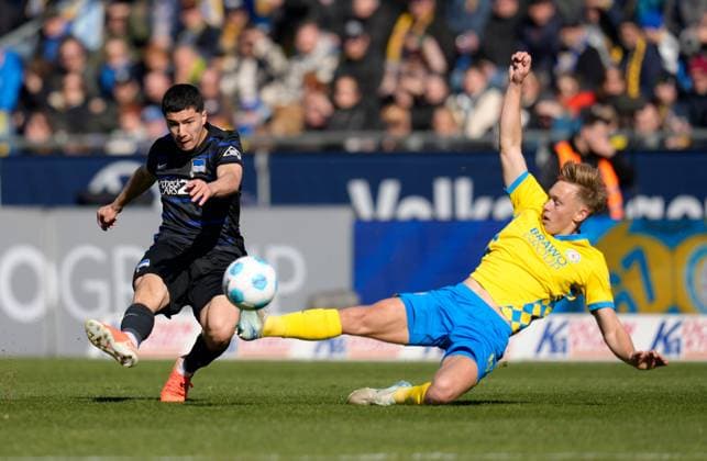 Ibrahim Maza Hertha Berlin, 10 and Walid Ould Chikh Eintracht Braunschweig, 10 GER, TSV Eintracht Braunschweig vs Hertha Berlin, Football, 2 Bundesliga, Matchday 26, Season 2024 2025, 16 03 2025 DFL REGULATES PROHIBIT ANY USE OF PHOTOGRAPHS AS IMAGE SEQUENCES AND OR QUASI VIDEO GER, TSV Eintracht Braunschweig vs Hertha Berlin, Football, Bundesliga 2, Matchday 26, Season 2024 2025, 16 03 2025 Braunschweig Copyright: xEibner-Pressefoto ScottxColemanx EP_SCN