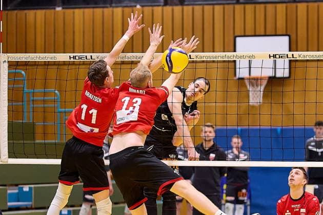 Moritz Rauber TV Rottenburg, 02 overcomes the double block of Cedric Braetsch TUS Kriftel, 11 and Florian Bonadt TUS Kriftel, 13 GER, TuS Kriftel against TV Rottenburg,Volleyball, 2 Bundesliga, 19 Matchday, Season 2024 2025, 15 03 25 GER, TuS Kriftel against TV Rottenburg,Volleyball, 2 Bundesliga, 19 Matchday, Season 2024 2025, 15 03 25 Kriftel Copyright: xEibner-Pressefoto GeraldxOelze-dexStoppanyx EP-ODS