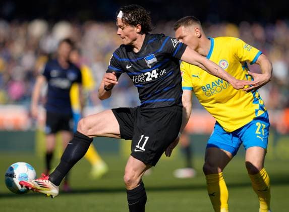 Fabian Reese Hertha Berlin, 11 and Sven Koehler Eintracht Braunschweig, 27 GER, TSV Eintracht Braunschweig vs Hertha Berlin, Football, 2 Bundesliga, Matchday 26, Season 2024 2025, 16 03 2025 DFL REGULATES PROHIBIT ANY USE OF PHOTOGRAPHS AS IMAGE SEQUENCES AND OR QUASI VIDEO GER, TSV Eintracht Braunschweig vs Hertha Berlin, Football, Bundesliga 2, Matchday 26, Season 2024 2025, 16 03 2025 Braunschweig Copyright: xEibner-Pressefoto ScottxColemanx EP_SCN