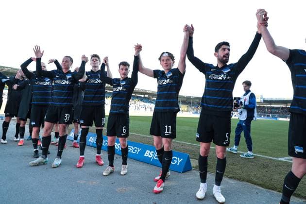 f l Derry Scherhant Hertha BSC Berlin,39 , Luca Schuler Hertha BSC,18 , Diego Demme Hertha BSC Berlin,6 , Fabian Reese Hertha BSC Berlin,11 , Andreas Bouchalakis Hertha BSC Berlin,5 The Hertha BSC Berlin team celebrates the victory after match 2 Bundesliga season 2024 2025 Eintracht Braunschweig vs Hertha BSC Berlin at Eintracht Stadion in Braunschweig Action,Soccer,Man,Men,Germany,16 03 2025