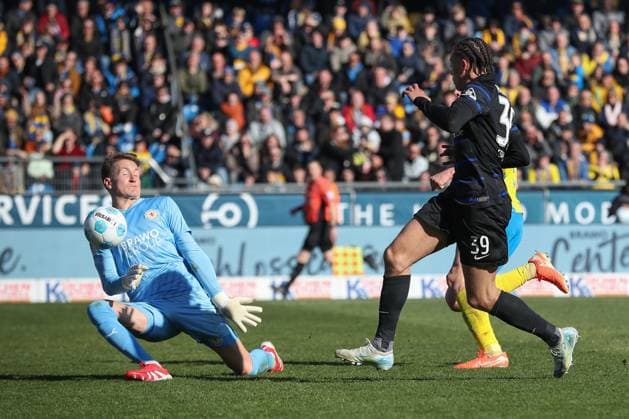 16 03 2025, xtgx, Soccer 2 Bundesliga, Eintracht Braunschweig Hertha BSC Berlin emspor, v l Ron Thorben Hoffmann Braunschweig, 1 , Derry Scherhant Hertha, 39 shoots the ball on goal, shot on goal, shot save, holds the ball, catches the ball, parries DFL DFB REGULATIONS PROHIBIT ANY USE OF PHOTOGRAPHS as IMAGE SEQUENCES and or QUASI VIDEO Braunschweig