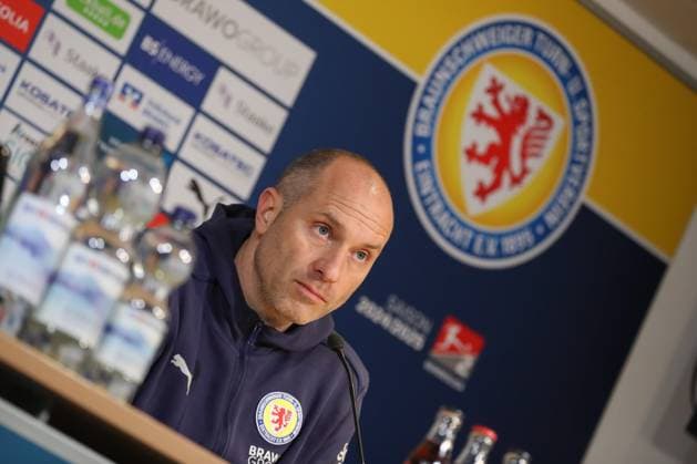 16 03 2025, xtgx, Fußball 2 Bundesliga, Eintracht Braunschweig Hertha BSC Berlin emspor, v l Daniel Scherning Braunschweig, Trainer Portrait, Portraet, Einzelbild PK Pressekonferenz, Vereinslogo, Vereinswappen, Logo, Symbolfoto, Symbolbild, Symbol DFL DFB REGULATIONS PROHIBIT ANY USE OF PHOTOGRAPHS as IMAGE SEQUENCES and or QUASI VIDEO Braunschweig