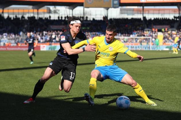 16 03 2025, xtgx, Football 2 Bundesliga, Eintracht Braunschweig Hertha BSC Berlin emspor, v l Fabian Reese Hertha, 11 , Fabio Di Michele Sanchez Braunschweig, 22 duel, duel, fight, tackle DFL DFB REGULATIONS PROHIBIT ANY USE OF PHOTOGRAPHS as IMAGE SEQUENCES and or QUASI VIDEO Braunschweig