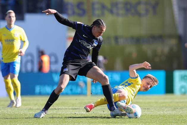 16 03 2025, xtgx, Soccer 2 Bundesliga, Eintracht Braunschweig Hertha BSC Berlin emspor, v l Derry Scherhant Hertha, 39 , Robert Ivanov Braunschweig, 5 duel, duel, fight, tackle DFL DFB REGULATIONS PROHIBIT ANY USE OF PHOTOGRAPHS as IMAGE SEQUENCES and or QUASI VIDEO Braunschweig