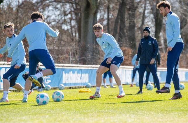 Football, Men, Season 2024 25, 2 Bundesliga, Hertha BSC, Training, f l Marten Winkler Hertha BSC , Selim Telib Hertha BSC , Niklas Hildebrandt Hertha BSC , Coach Stefan Leitl Hertha BSC , Pascal Klemens Hertha BSC , 18 03 2025, Copyright: xSebastianxRäppold MatthiasxKochx
