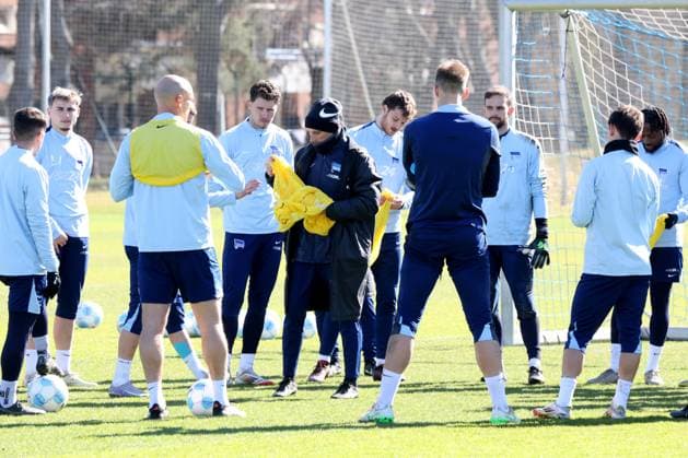 DEU, DFL, 2 FBL Hertha BSC, Training, 18 03 2025, Sportforum, Berlin, DEU, DFL, 2 FBL Hertha BSC, Training, im Bild Cheftrainer Stefan Leitl Hertha BSC Berlin , Hertha Spielerkreis DFL regulations prohibit any use of Photographs as image sequences and or quasi video Foto Juergen Engler nordphoto GmbH nordphotoxGmbHx xEngler nph00076