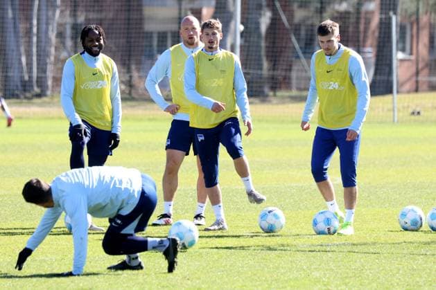 DEU, DFL, 2 FBL Hertha BSC, Training, 18 03 2025, Sportforum, Berlin, DEU, DFL, 2 FBL Hertha BSC, Training, im Bild Hertha Spielerkreis, Deyovaisio Zeefuik Hertha BSC Berlin 42 , Toni Leistner Hertha BSC Berlin 37 , Michael Cuisance Hertha BSC Berlin 27 , Gustav Christensen Hertha BSC Berlin 26 DFL regulations prohibit any use of Photographs as image sequences and or quasi video Foto Juergen Engler nordphoto GmbH nordphotoxGmbHx xEngler nph00076