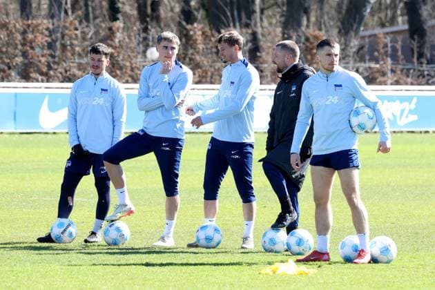 DEU, DFL, 2 FBL Hertha BSC, Training, 18 03 2025, Sportforum, Berlin, DEU, DFL, 2 FBL Hertha BSC, Training, in the picture Hertha player circle, Diego Demme Hertha BSC Berlin 6 , Marten Winkler Hertha BSC Berlin 22 , Michael Cuisance Hertha BSC Berlin 27 , Jonjoe Kenny Hertha BSC Berlin 16 , Co Trainer Patrick Ebert Hertha BSC Berlin DFL regulations prohibit any use of Photographs as image sequences and or quasi video Foto Juergen Engler nordphoto GmbH nordphotoxGmbHx xEngler nph00076