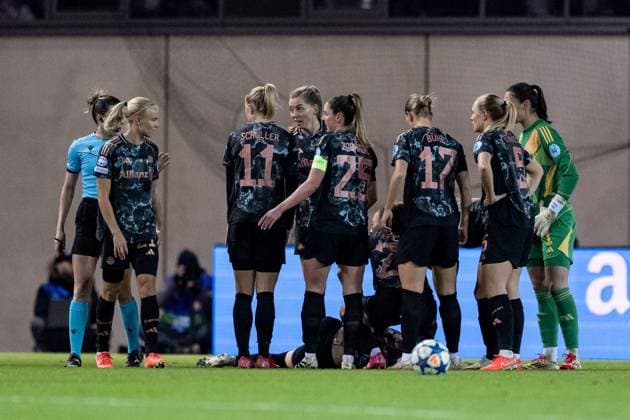 The teammates worry about the injured Giulia Gwinn FC Bayern Muenchen Frauen, 7 , who is lying on the pitch in pain Olatz Rivera Olmedo Referee ESP left had not given a caution for the previous foul GER, FC Bayern Muenchen vs Olympique Lyon, Football, UEFA Womens Champions League, quarter-final first leg, 2024 2025 season, 18 03 2025 GER, FC Bayern Muenchen vs Olympique Lyon, Football, UEFA Womens Champions League, quarter-final first leg, 2024 2025 season, 18 03 2025 Muenchen Copyright: xEibner-Pressefoto HeikexFeinerx EP_HFR