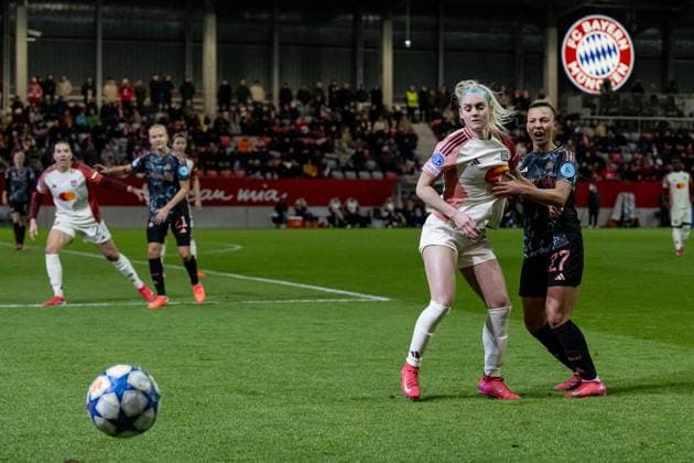 Battle for the ball duel between Ellie Carpenter Olympique Lyon, 12 and Arianna Caruso FC Bayern Muenchen Women, 27 GER, FC Bayern Muenchen vs Olympique Lyon, Football, UEFA Womans Champions League, quarter-final first leg, 2024 2025 season, 18 03 2025 GER, FC Bayern Muenchen vs Olympique Lyon, Football, UEFA Womans Champions League, quarter-final first leg, 2024 2025 season, 18 03 2025 Muenchen Copyright: xEibner-Pressefoto HeikexFeinerx EP_HFR