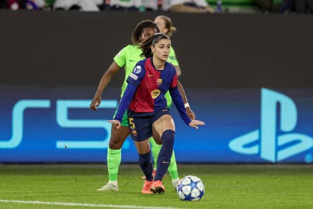 v li Jana Fernandez FC Barcelona, 5 on the ball, single image, full body, action, action, game scene, 19 03 2025, Wolfsburg Germany , Football, UEFA Womens Champions League, VfL Wolfsburg FC Barcelona xobx