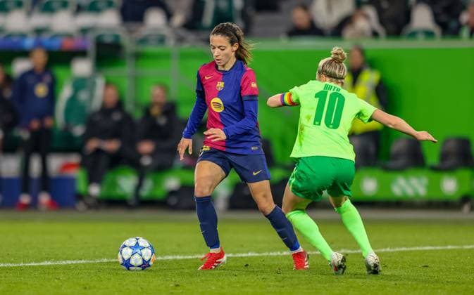 GER, Wolfsburg, VfL Wolfsburg vs FC Barcelona, WomenÂs Champions League, Football, UEFA, Season 2024 2025, Volkswagen Arena, Quarterfinals, pictured from l Aitana Bonmati FC Barcelona 14 , Svenja Huth Vfl Wolfsburg 10 DFB DFL REGULATIONS PROHIBIT ANY USE OF PHOTOGRAPHS AS IMAGE SEQUENCES AND OR QUASI VIDEO, 19 03 2025, Copyright: HMBxMedia HendrikxHamelau