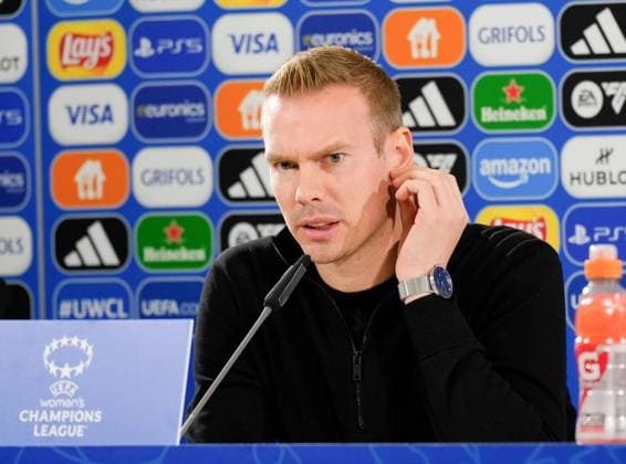 Tommy Stroot Head Coach, VfL Wolfsburg Women in the post-match press conference GER, VfL Wolfsburg vs FC Barcelona, Football, UEFA Womens Champions League, quarter-final first leg, 2024 2025 season, 19 03 2025 GER, VfL Wolfsburg vs FC Barcelona, Football, UEFA Womens Champions League, quarter-final first leg, 2024 2025 season, 19 03 2025 Wolfsburg Copyright: xEibner-Pressefoto ScottxColemanx EP_SCN