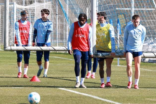 DEU, DFL, 2 FBL Hertha BSC, Training, 20 03 2025, Sportforum, Berlin, DEU, DFL, 2 FBL Hertha BSC, Training, im Bild Tortraeger Deyovaisio Zeefuik Hertha BSC Berlin 42 , Kevin Sessa Hertha BSC Berlin 8 , Jonjoe Kenny Hertha BSC Berlin 16 DFL regulations prohibit any use of Photographs as image sequences and or quasi video Foto Juergen Engler nordphoto GmbH nordphotoxGmbHx xEngler nph00076