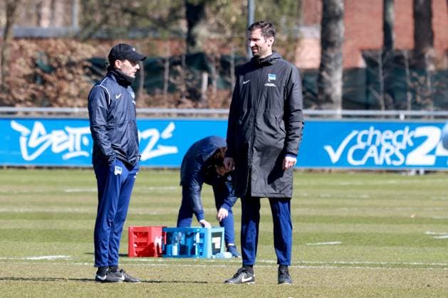 DEU, DFL, 2 FBL Hertha BSC, Training, 20 03 2025, Sportforum, Berlin, DEU, DFL, 2 FBL Hertha BSC, Training, im Bild Cheftrainer Stefan Leitl Hertha BSC Berlin , Co Trainer Andre Mijatovic Hertha BSC Berlin DFL regulations prohibit any use of Photographs as image sequences and or quasi video Foto Juergen Engler nordphoto GmbH nordphotoxGmbHx xEngler nph00076