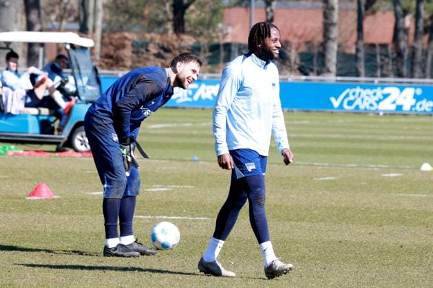 DEU, DFL, 2 FBL Hertha BSC, Training, 20 03 2025, Sportforum, Berlin, DEU, DFL, 2 FBL Hertha BSC, Training, im Bild Marius Gersbeck Hertha BSC Berlin 35 , Deyovaisio Zeefuik Hertha BSC Berlin 42 DFL regulations prohibit any use of Photographs as image sequences and or quasi video Foto Juergen Engler nordphoto GmbH nordphotoxGmbHx xEngler nph00076