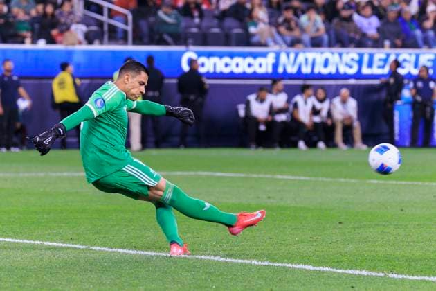 Fußball, CONCACAF Nations League, Mexiko - Kanada March 20, 2025, Inglewood, California, USA: Goalkeeper, Luis Malagon 1 of Mexico performs a goal kick during the CONCACAF Nations League Cup Semifinal against Canada on Thursday March 20, 2025 at SoFi Stadium in Inglewood, California. Mexico defeats Canada, 2-0. Mexico will advance to the Final. ARIANA RUIZ PI Inglewood USA - ZUMAp124 20250320_zaa_p124_060 Copyright: xArianaxRuizx