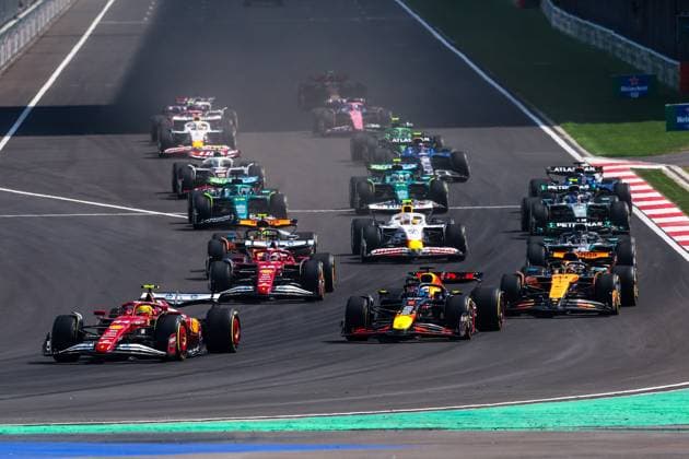 F1 - CHINESE GRAND PRIX 2025 Start of the Sprint race, 44 HAMILTON Lewis (gbr), Scuderia Ferrari SF-25, and 01 VERSTAPPEN Max (nld), Red Bull Racing RB21, action action during the Formula 1 Heineken Chinese Grand Prix 2025, 2nd round of the 2025 FIA Formula One World Championship, WM, Weltmeisterschaft from March 21 to 23, 2025 on the Shanghai International Circuit, in Shanghai, China - ShanghaiChina Copyright: xEricxAlonsox