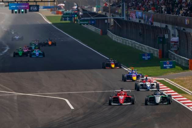 AUTO - F1 ACADEMY 2025 - SHANGHAI 64 WEUG Maya (nld), MP Motorsport, Supporter by Ferrari, Tatuus F4-T421, 28 PIN Doriane (fra), Prema Racing, Supporter by Mercedes, Tatuus F4-T421, action during the 1st round of the 2025 F1 Academy Championship from March 21 to 23, 2025 on the Shanghai International Circuit, in Shanghai, China - ShanghaiChina Copyright: xJavierxJimenezx