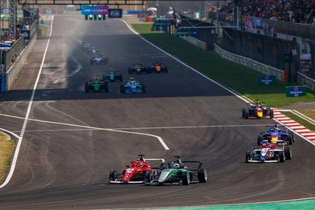 AUTO - F1 ACADEMY 2025 - SHANGHAI 64 WEUG Maya (nld), MP Motorsport, Supporter by Ferrari, Tatuus F4-T421, 28 PIN Doriane (fra), Prema Racing, Supporter by Mercedes, Tatuus F4-T421, action during the 1st round of the 2025 F1 Academy Championship from March 21 to 23, 2025 on the Shanghai International Circuit, in Shanghai, China - ShanghaiChina Copyright: xJavierxJimenezx