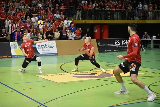 from left Aurel Sprenger TV Rottenburg, 17 , Moritz Rauber TV Rottenburg, 02 , Yannick Menke TV Rottenburg, 12 TV Rottenburg vs Barock Volleys Ludwigsburg, Volleyball, 2 Bundesliga Sued, 24 Matchday, Season 2024 2025, 22 03 2025, TV Rottenburg vs Barock Volleys Ludwigsburg, Volleyball, 2 Bundesliga Sued, 24 Matchday, Season 2024 2025, 22 03 2025 Rottenburg Copyright: xEibner-Pressefoto RalphxKunzex EP_RKE