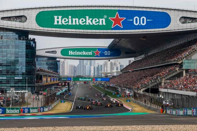 F1 - CHINESE GRAND PRIX 2025 81 PIASTRI Oscar (aus), McLaren F1 Team MCL39, 63 RUSSELL George (gbr), Mercedes AMG F1 Team W16, 04 NORRIS Lando (gbr), McLaren F1 Team MCL39, action, start of the race, depart, during the Formula 1 Heineken Chinese Grand Prix 2025, 2nd round of the 2025 FIA Formula One World Championship, WM, Weltmeisterschaft from March 21 to 23, 2025 on the Shanghai International Circuit, in Shanghai, China - ShanghaiChina Copyright: xJavierxJimenezx