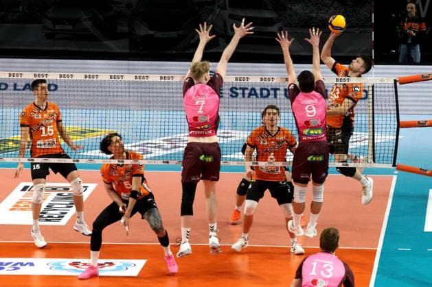 DEU, DVV, 1 VBL, BR Volleys vs Netzhoppers KW Bestensee, 23 03 2025, Max Schmeling Halle, Berlin, DEU, DVV, 1 VBL, BR Volleys vs Netzhoppers KW Bestensee, in the picture Ruben Schott BR Volleys 13 , Johannes Tille BR Volleys 6 , Nehemiah Mote BR Volleys 5 , CARL MOELLER Netzhoppers 7 , HANNES GERKEN Netzhoppers 9 Photo Juergen Engler nordphoto GmbH nordphotoxGmbHx xEngler nph00076