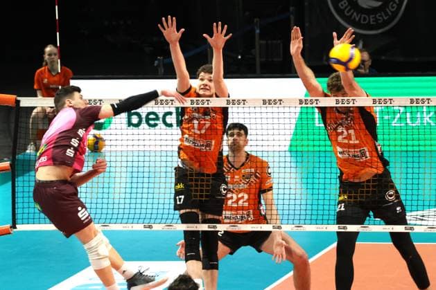DEU, DVV, 1 VBL, BR Volleys vs Netzhoppers KW Bestensee, 23 03 2025, Max Schmeling Halle, Berlin, DEU, DVV, 1 VBL, BR Volleys vs Netzhoppers KW Bestensee, in the picture b17 , Tobias Krick BR Volleys 21 , Theo Timmermann Netzhoppers 11 Foto Juergen Engler nordphoto GmbH nordphotoxGmbHx xEngler nph00076