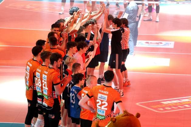DEU, DVV, 1 VBL, BR Volleys vs Netzhoppers KW Bestensee, 23 03 2025, Max Schmeling Halle, Berlin, DEU, DVV, 1 VBL, BR Volleys vs Netzhoppers KW Bestensee, in the picture BR Volleys players circle with children Photo Juergen Engler nordphoto GmbH nordphotoxGmbHx xEngler nph00076